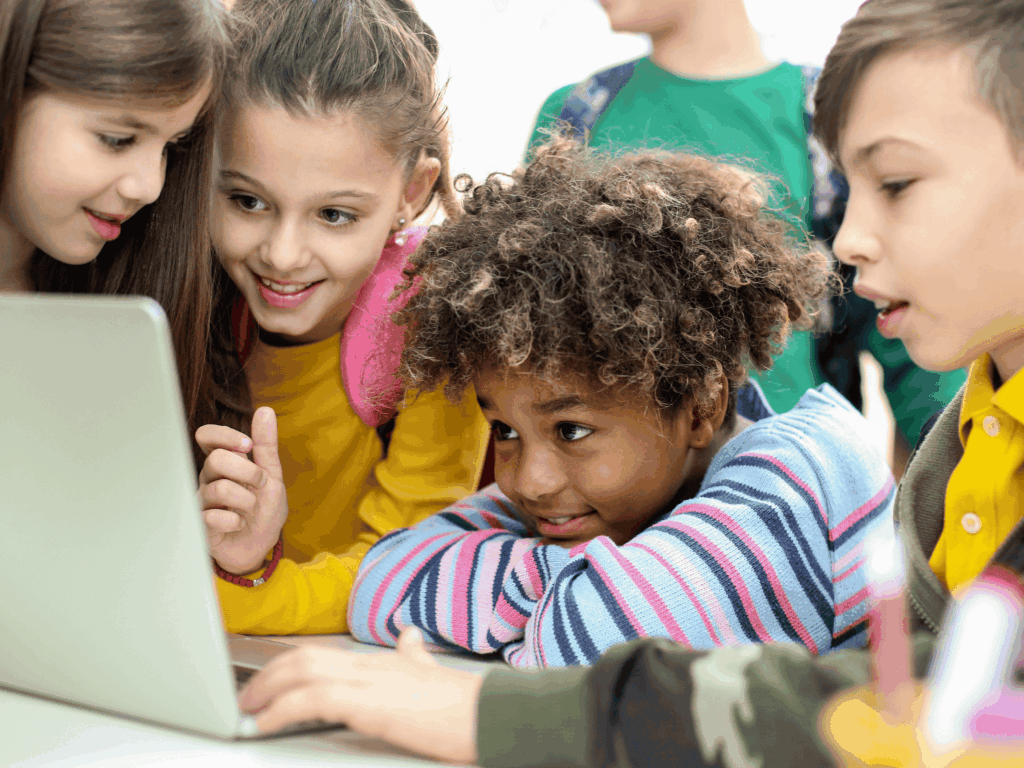 Docente utilizando la plataforma de aprendizaje personalizado Smile and Learn con alumnos de Primaria