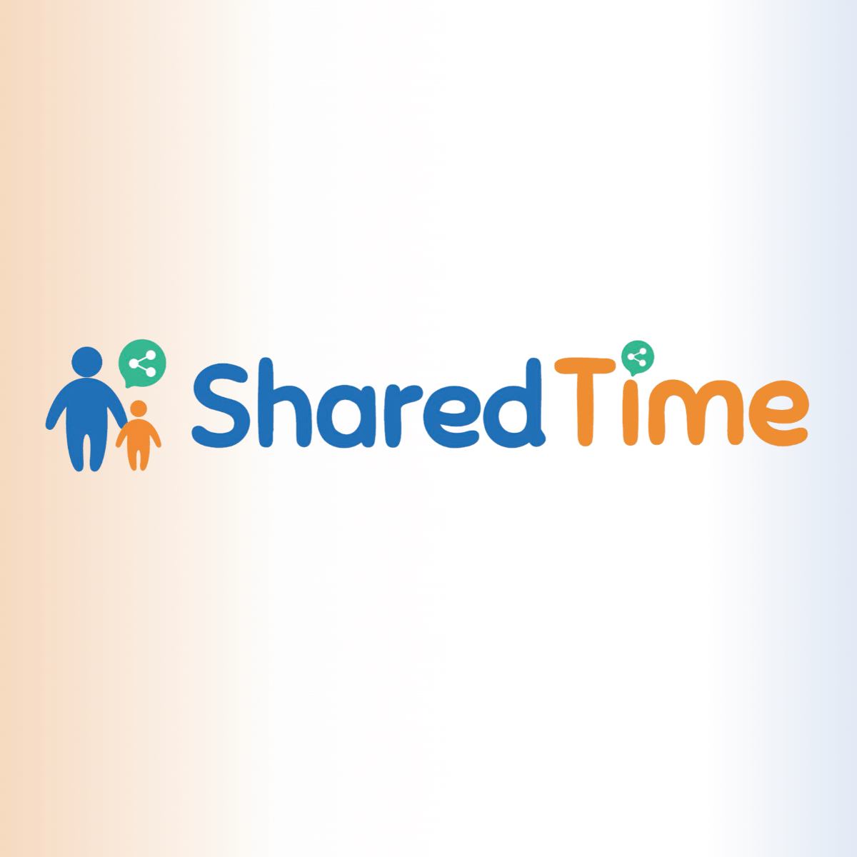 Familia conversando frente a una tablet sobre lo que ve en internet, en el marco del proyecto europeo SharedTime