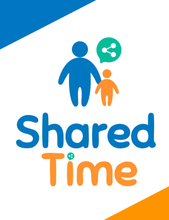 Familia conversando frente a una tablet sobre lo que ve en internet, en el marco del proyecto europeo SharedTime